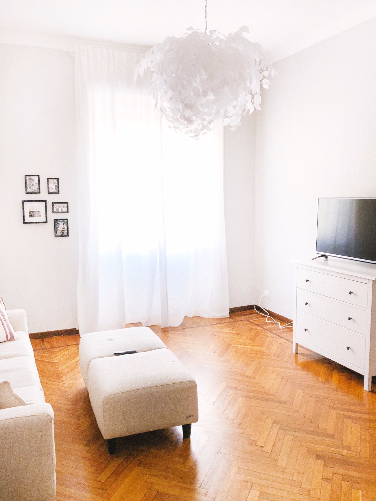 Gebruik lichte meubels voor meer daglicht in huis.