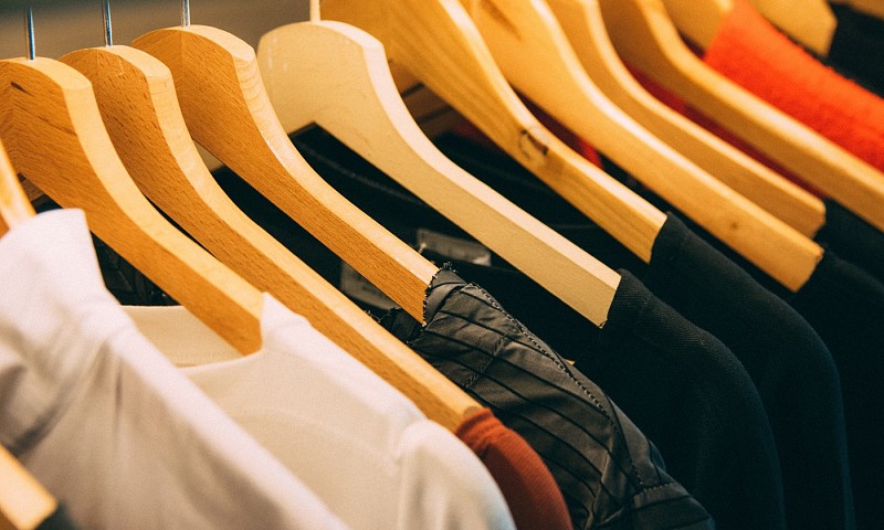 5 manieren om snel kleding te strijken zonder strijkijzer