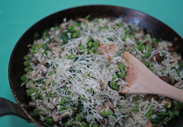 Makkelijke risotto uit de oven met kastanjechampignons & doperwten