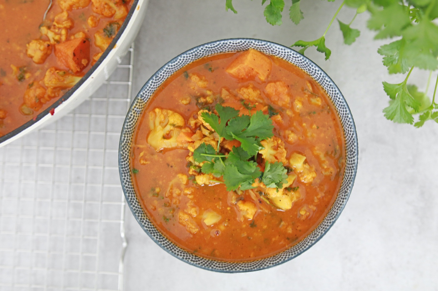 Stoofpot recept met tempeh, bloemkool en zoete aardappel